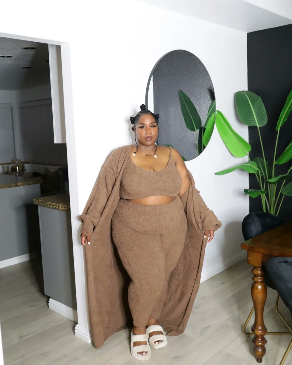 It's obvi. At this point it's an obsession 🤎 
•
Living In It 3 Piece Legging Set 
All Fur You Slides
#fashionnova #fashionnovacurve