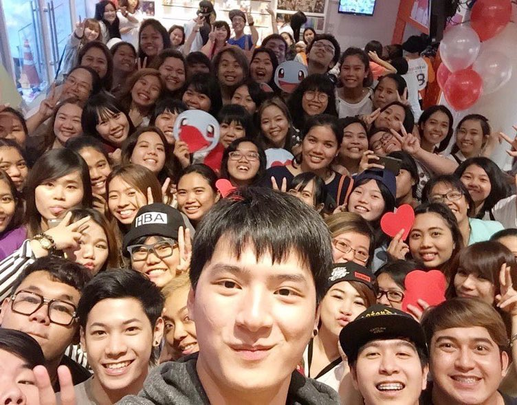 MahasiswaPeraya's tweet photo. "Ijin upload foto ini ya❤️ ulang tahun pertama aku dapet kue dari fansclub 80 orang, ini awal mula dari KristSingto loh.. Semoga semuanya yang saling mengenal bisa saling mencintai- https://t.co/qpVydDz769