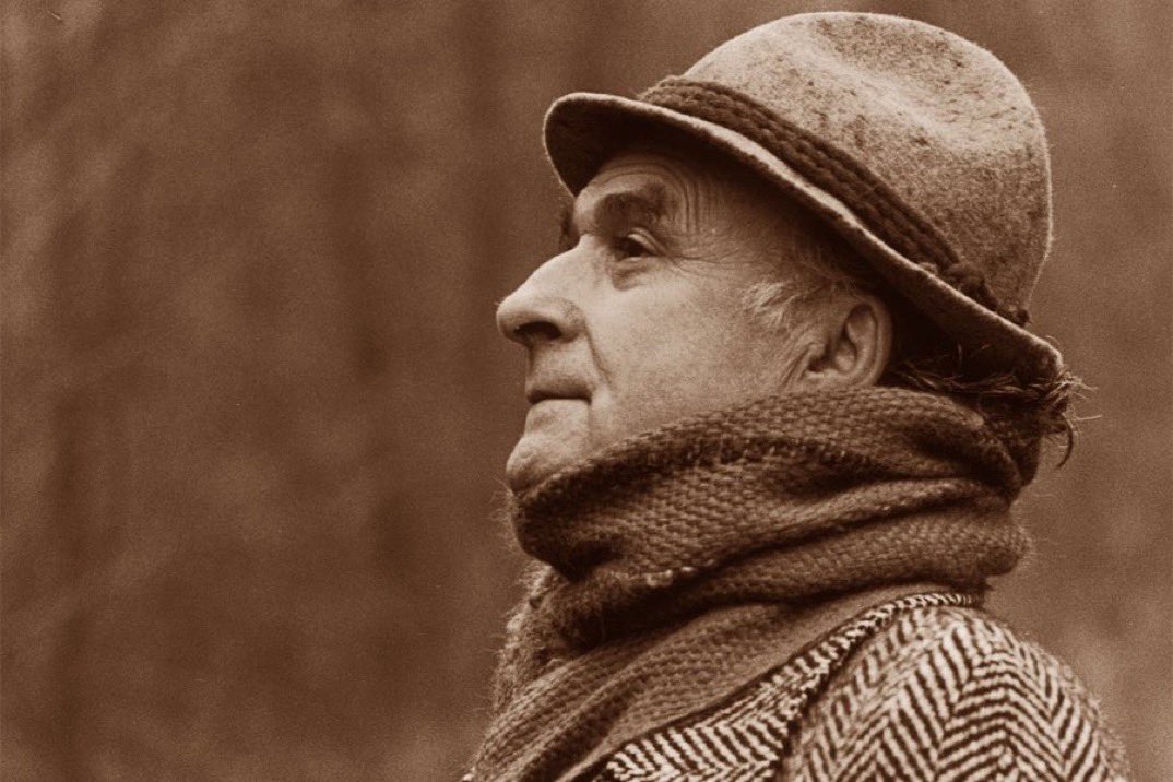 18 ottobre 2011 muore a 90 anni Andrea Zanzotto, uno dei più celebri poeti della seconda metà del Novecento. Dopo gli studi e le prime esperienze di scrittura fu travolto dalla Storia, prima una chiamata alle armi e poi l’assegnazione ai servizi non armati…