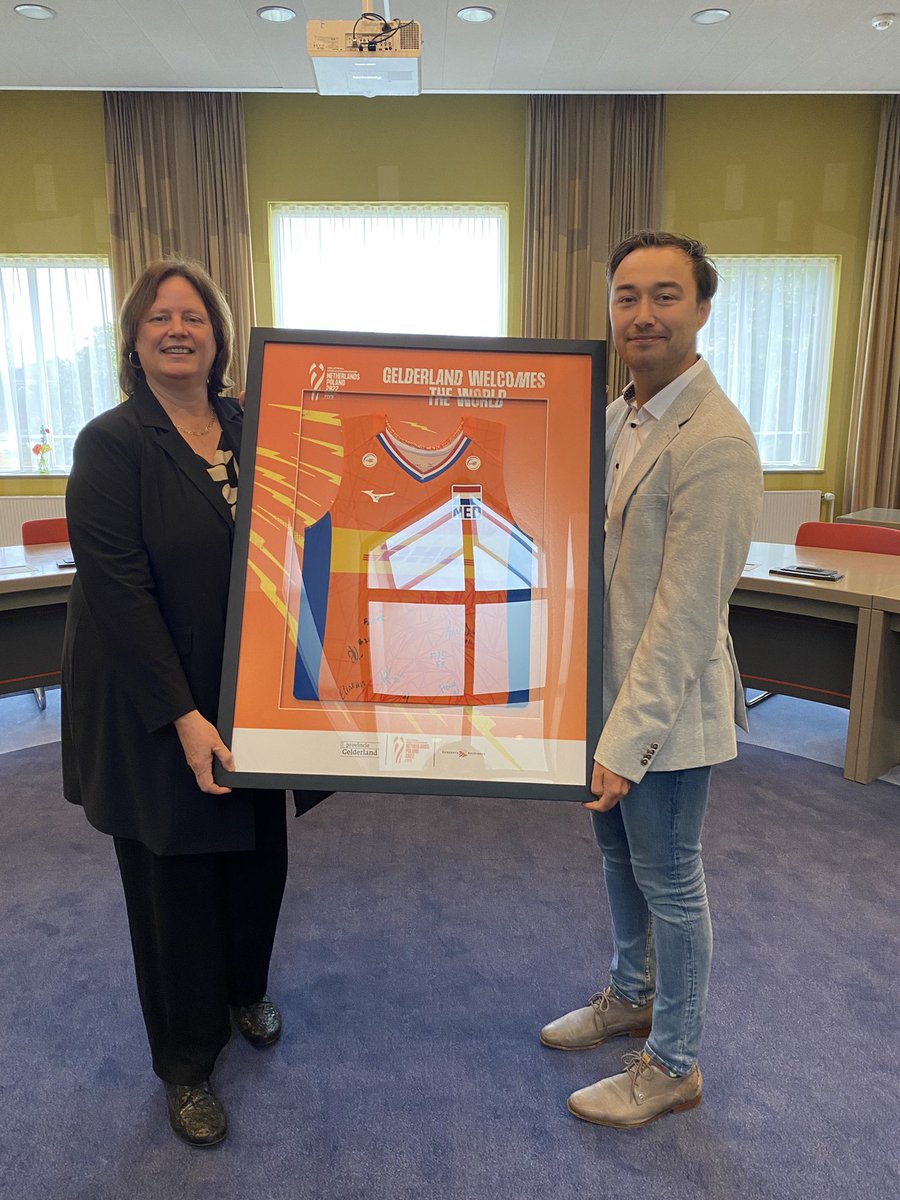 onverwacht leuk bezoek van 2 dames <a href="/volleybalnl/">Volleybal</a> mede namens <a href="/provgelderland/">Provincie Gelderland</a> om ons  te bedanken voor medewerking 1e WK volleybal #Gelderland #Beuningen #Nederland onze wethouder sport <a href="/SteegAlwin/">Alwin Steeg</a> hangt m eerst aan de muur 👌👇