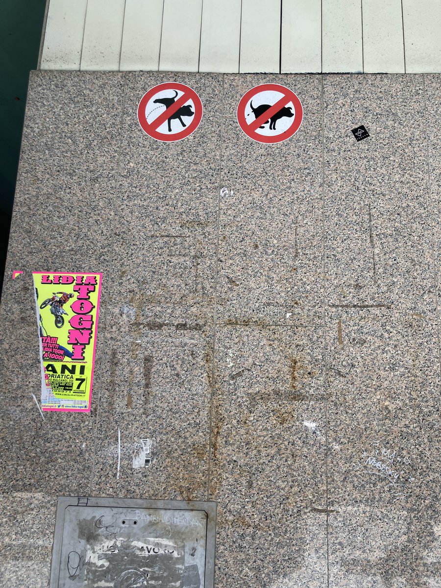brickkisser's tweet photo. Things on walls in Trani Italy #signs #wallsigns #italy #trani https://t.co/zLdikQkrAV