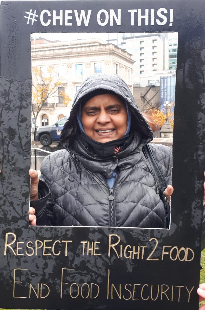 Not even the rain could stop our National Director @RabiaKhedr from saying a few words on the need to end food insecurity today.

Thanks @CWP_CSP and @DignityForAllCA for the invite! cc @publicjustice 
#InternationalDayOfEradicationofPoverty