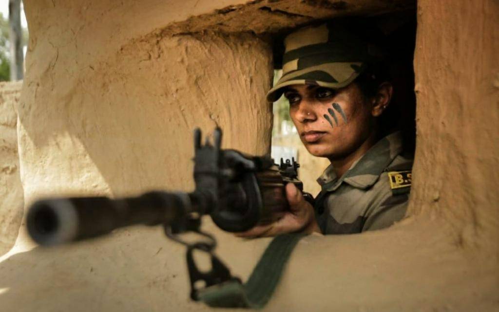 BSF_ANO_Command's tweet photo. #PicOfTheDay 📸

जननी हूँ, जीवन भी मैं
जज़्बातों पे मेरा ज़ोर नहीं ।
सशक्त हूँ व साकार भी हूँ मैं, 
BSF की नारी हूँ, कमजोर नहीं । 

#JaiHind 
#NationFirst 
#women 
@MinistryWCD https://t.co/3j4d0l2zW6