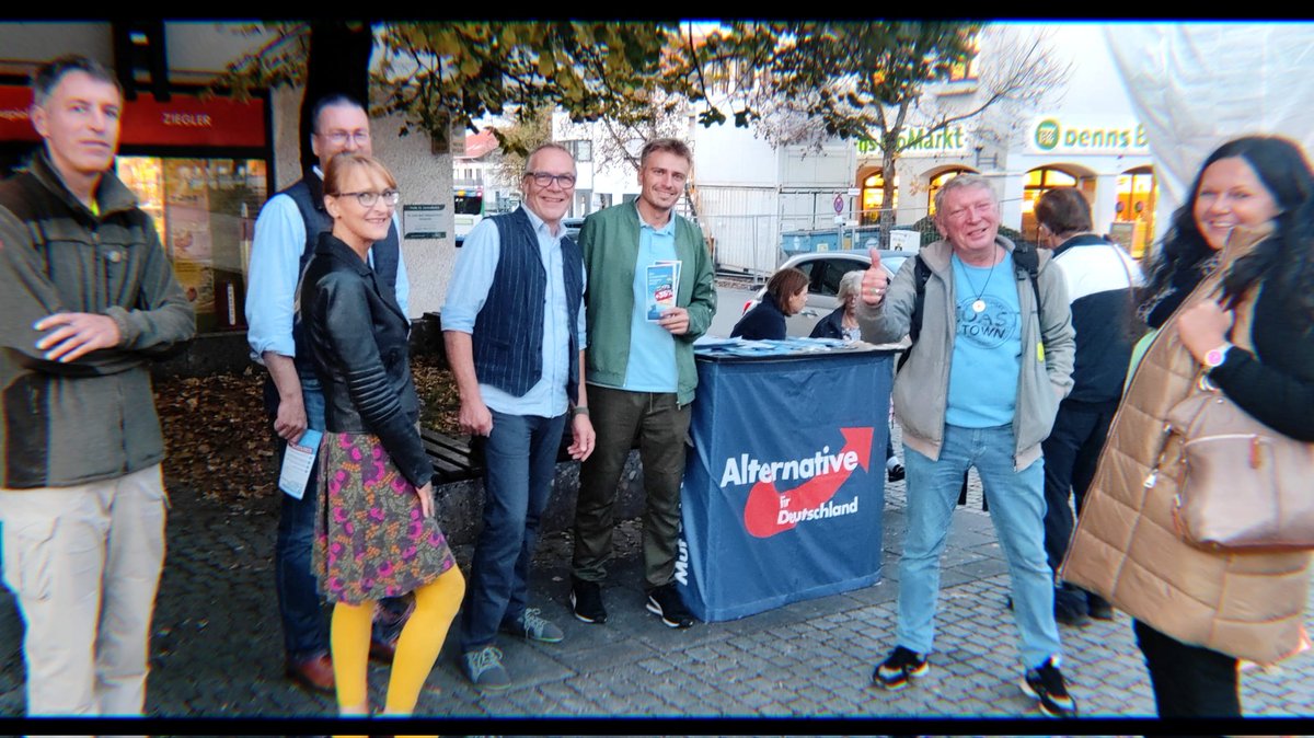 🇩🇪💙✌🏻 Unser #AfD-Infostand in #Deisenhofen /#Oberhaching war ein voller Erfolg! Flyer gingen weg wie heiße Semmeln. Mehrere Mitgliedsanträge. Gute Vernetzung mit den örtlichen Bürgerrechtlern. Überall 👍🏻. Man merkt, es kommt Bewegung in die Sache! #Bayern #heißerherbst