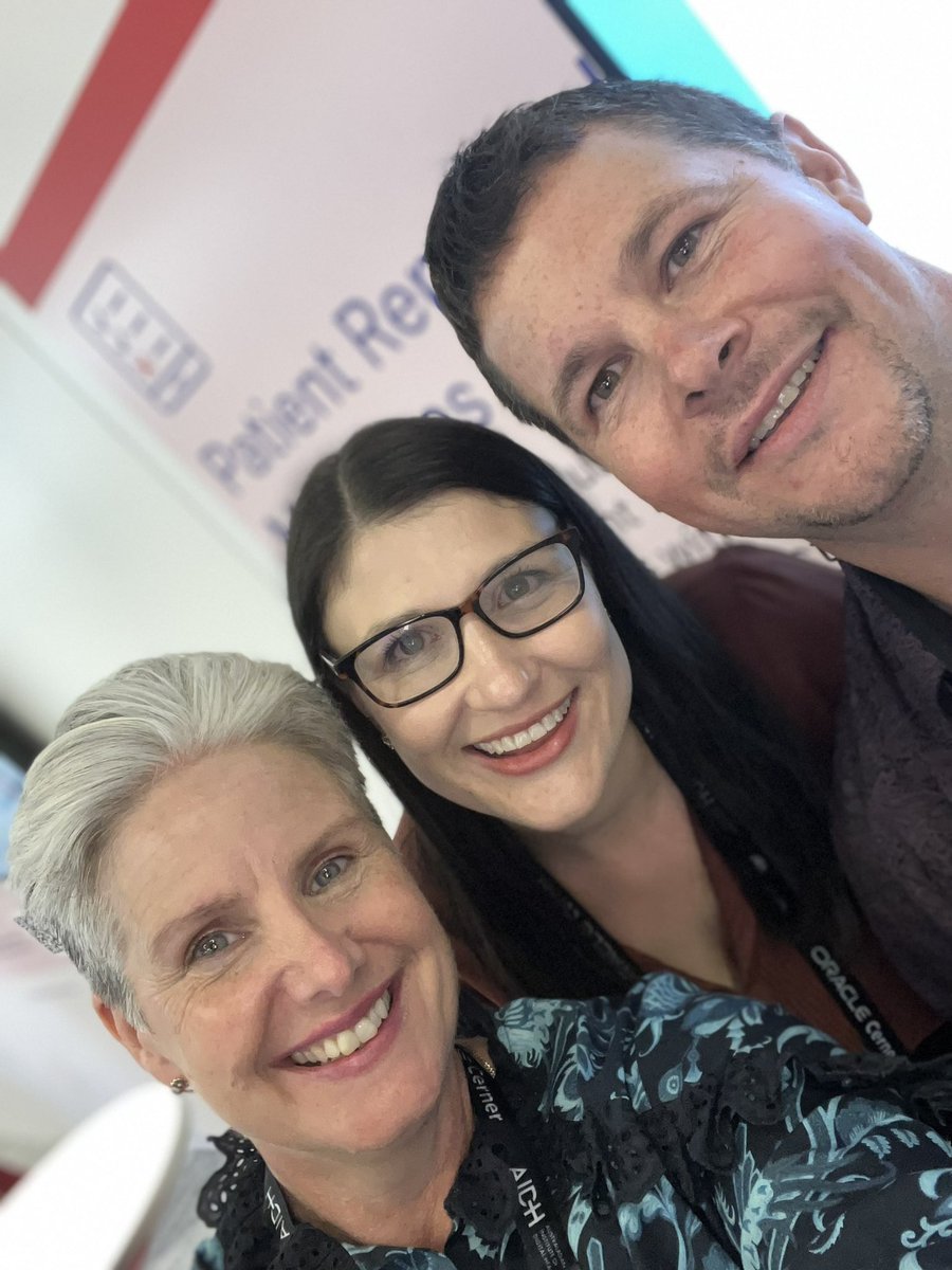 Networking with our colleagues from <a href="/MNCLHD/">MNCLHD</a> and @MOH, doing great things to improve health outcomes #DHS2022 #selfies