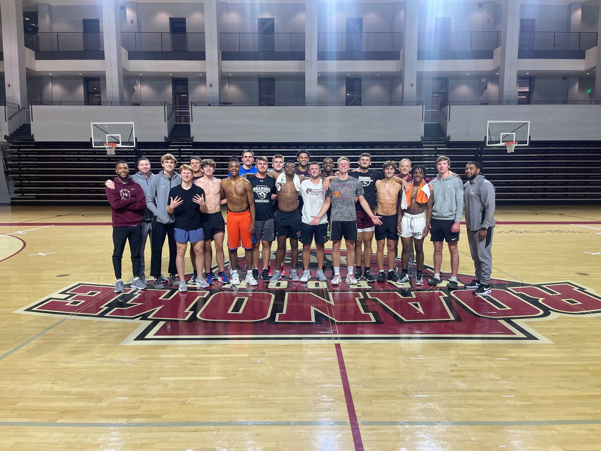 RoanokeMBB's tweet photo. The tradition continues…

100% on the first night

#MidnightRun
#TeamTogether https://t.co/UAhe17B4oM