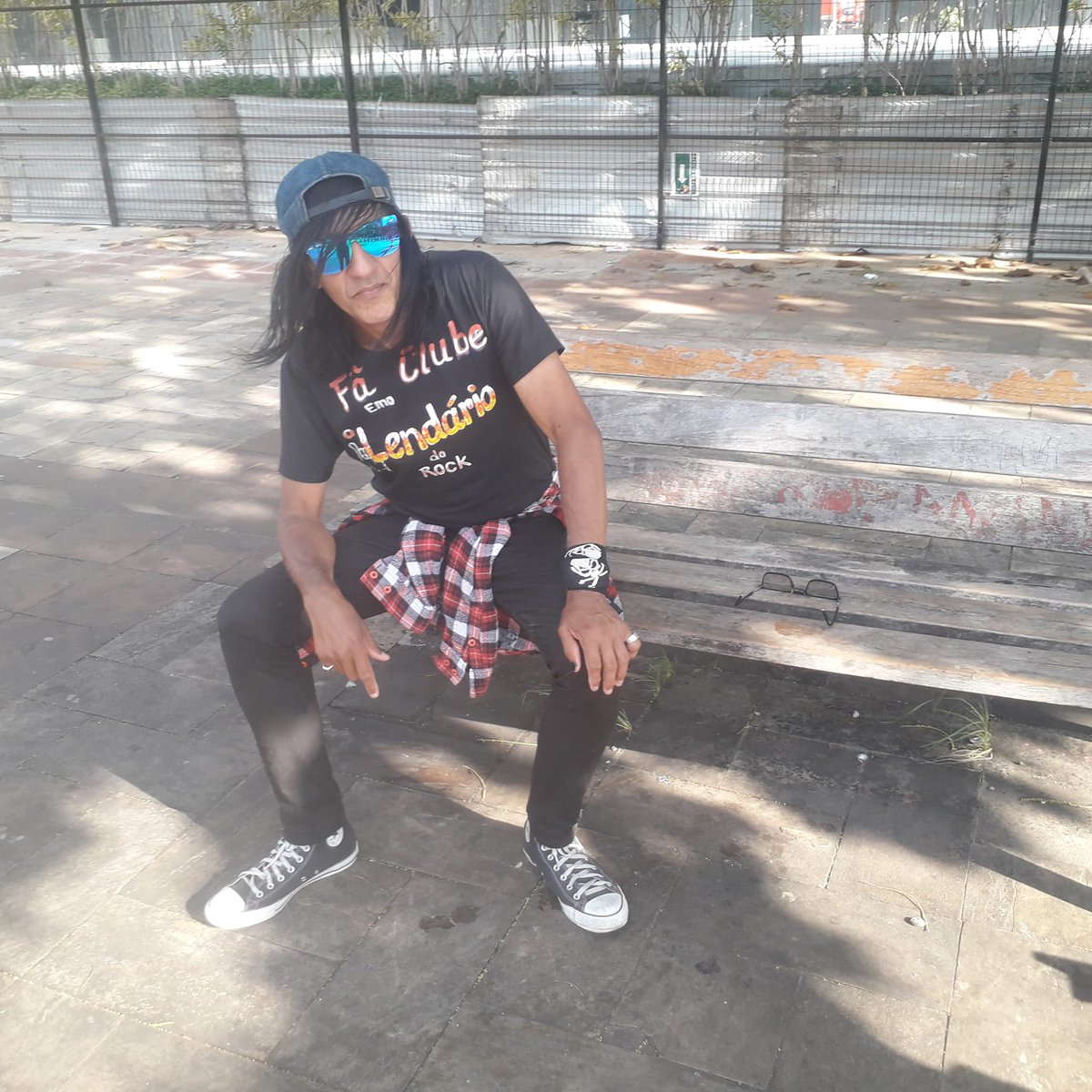 EmoLendario's tweet photo. oi sou o emo mais velho do mundo tenho 62 anos  tenho muitos seguidores e sou roqueiro eles falam que o Bolsonaro não gostam de emo roqueiro ,faz um video ou uma mensagem falando que gosta de rock ,  e pedindo voto , e que vai olhar mais para nois do rock . abraços https://t.co/sEtuu5EUlX