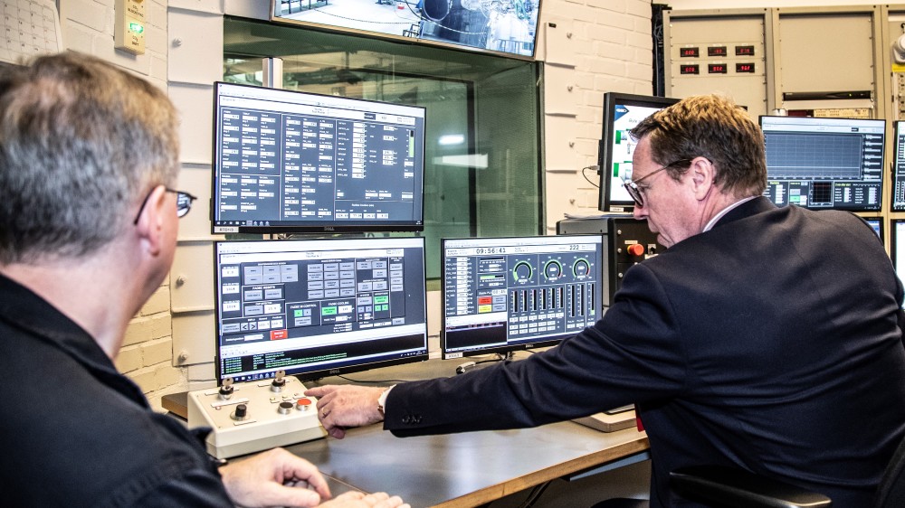 GKN_Sweden's tweet photo. Vi tackar FMV GD Göran Mårtensson för invigningen av GKN Aerospace provningsförmåga för motorn #RM16 till JAS39 Gripen E.
#trustedpartner #gknaerospaceengines @FVC_Flygvapench https://t.co/PsZFp059Fo https://t.co/9ChzGNB61h