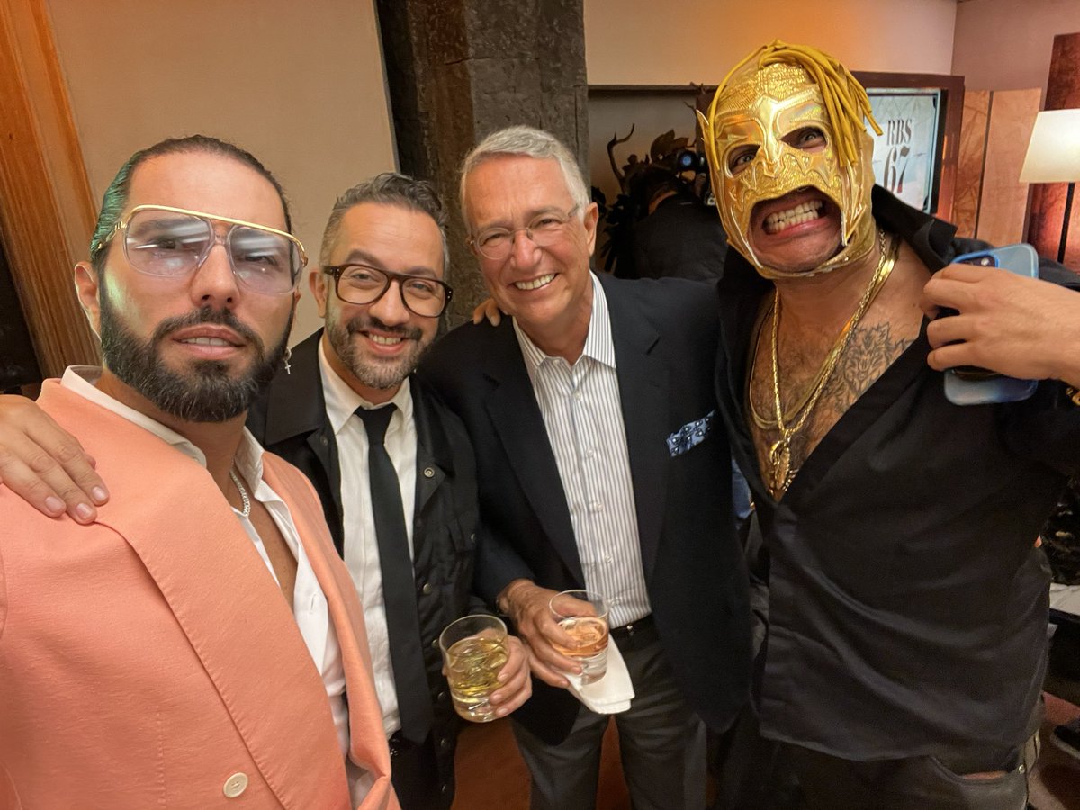 _PonchoDeNigris's tweet photo. Pónganle titulo no sean gachos. @RicardoBSalinas que buen gusto. https://t.co/OqtxuqwsCV