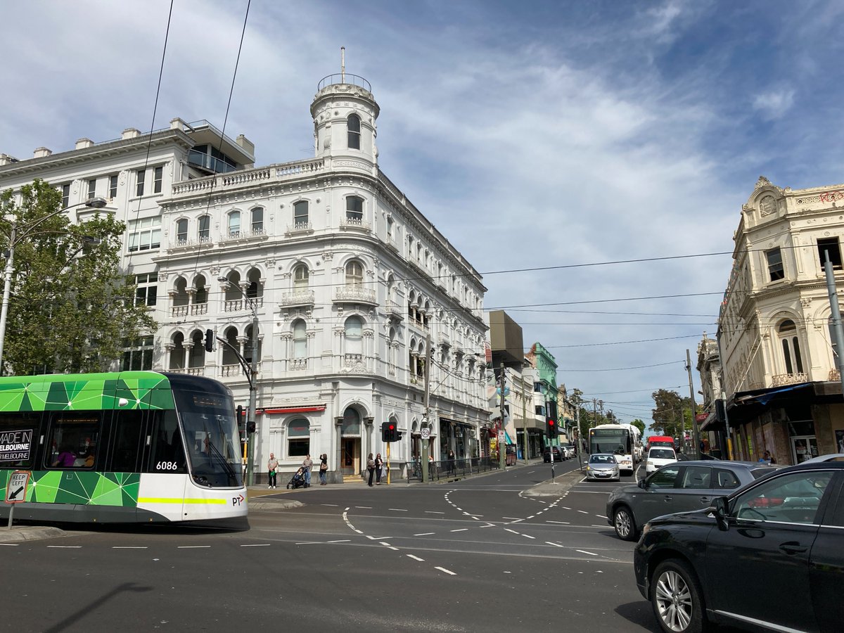 Popvisly's tweet photo. I found an old photo of The George Hotel online and matched it up to today. 
Fitzroy Street, St Kilda, #melbourne 1883 &amp; Now 2022.

#stkilda #fitzroystreet #aussiehistory https://t.co/Fp9x85hFsZ