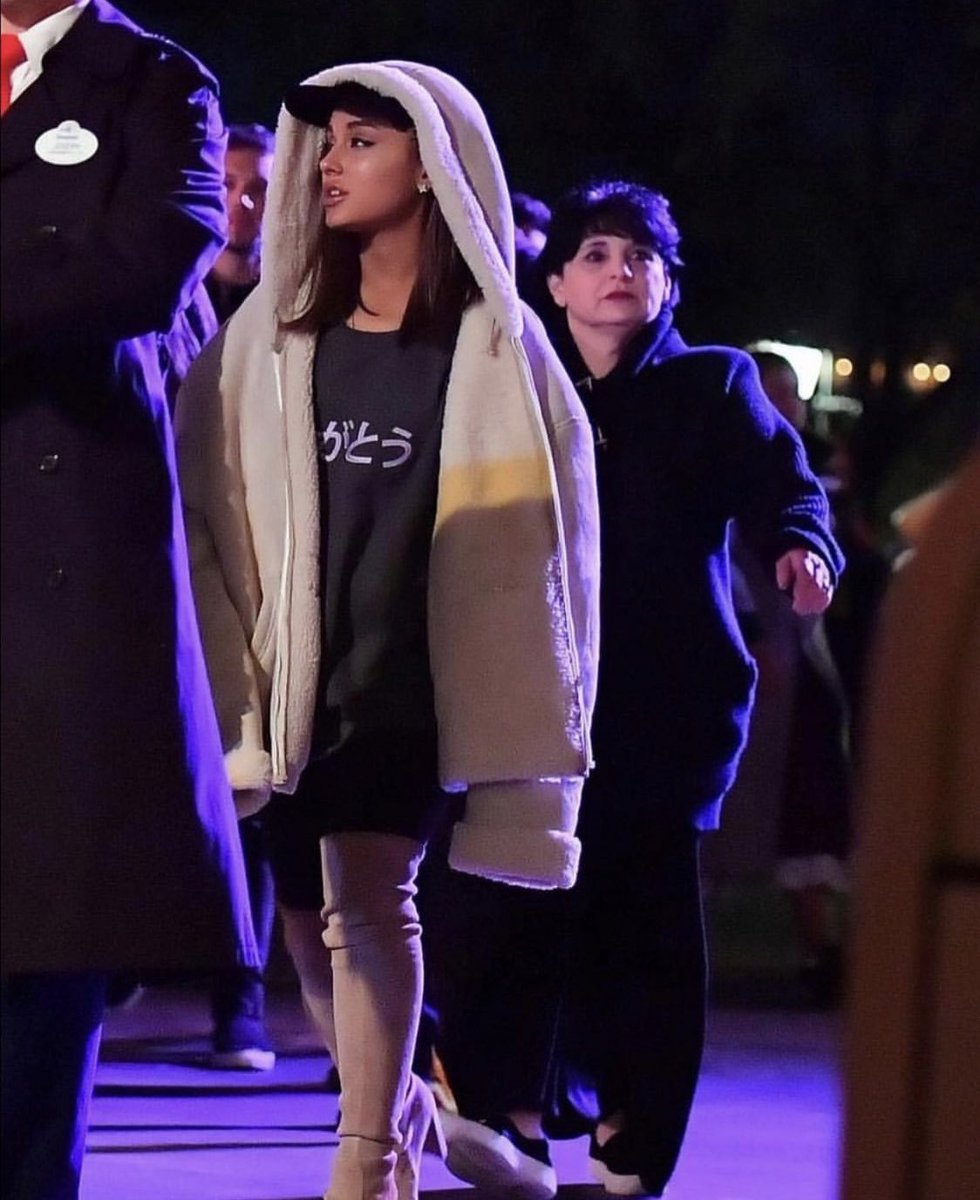 arianatorswildt's tweet photo. ARIANA? https://t.co/TVfwdJWAzJ