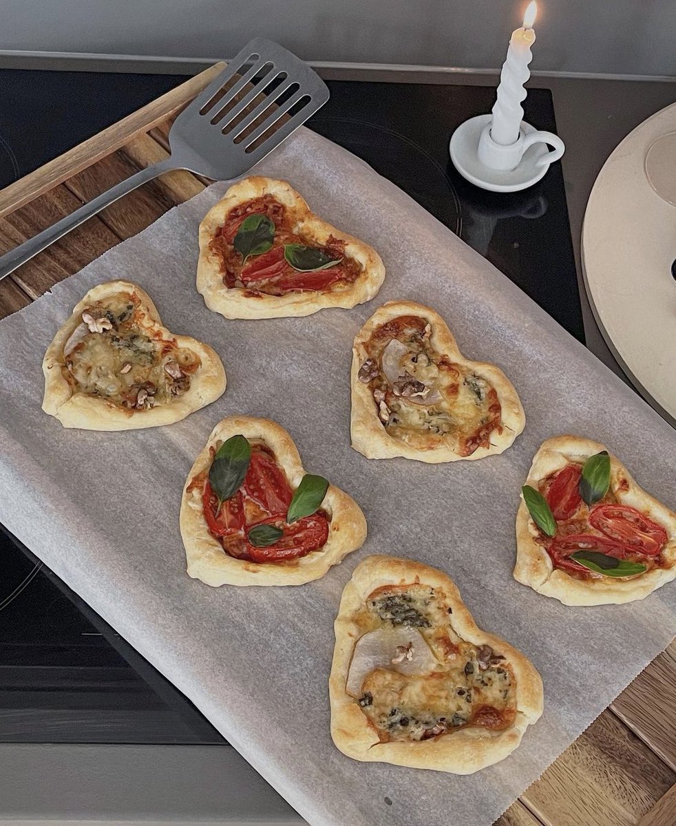 dazzlinghavens's tweet photo. Heart shaped pizza https://t.co/zwHExGNX1V