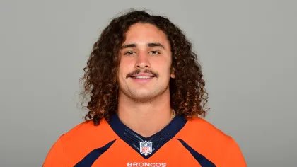 BeatinTheBookie's tweet photo. Give Russell Wilson credit, he’s throwing touchdown passes to marijuana dispensary cashiers. #gregdulcich https://t.co/Sp953AYDVw