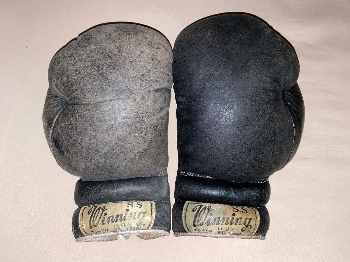 theegloveguy's tweet photo. Winning PT-1300s!! ๐ฑ just, wow. I never thought Iโd run into gloves like these. So happy to clean them! And now I canโt stop staring at them ๐คค
#boxing #gloves #boxinggloves #winning #winningboxing #black
#vintage #retro #oldschool #leather #laceup #doublecuff #japan
#japanese https://t.co/EwEsuOX1CC