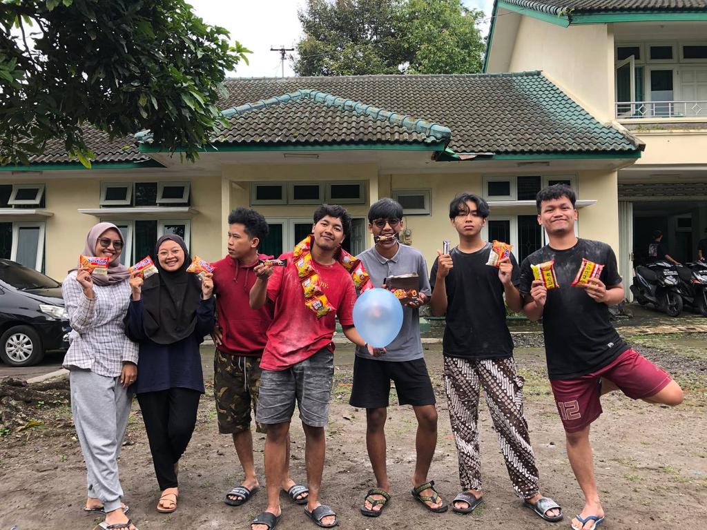 Himes_UMY's tweet photo. 004. Pembagian reward dan sesi foto bersama https://t.co/Qa02YXtqYJ
