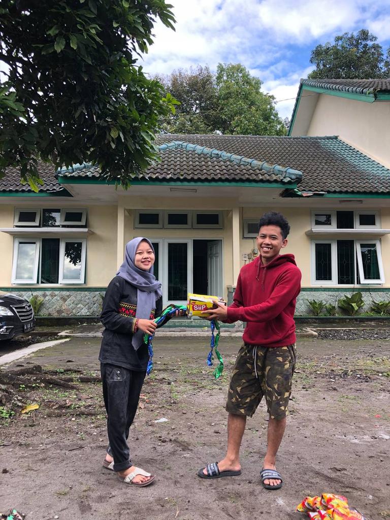 Himes_UMY's tweet photo. 004. Pembagian reward dan sesi foto bersama https://t.co/Qa02YXtqYJ