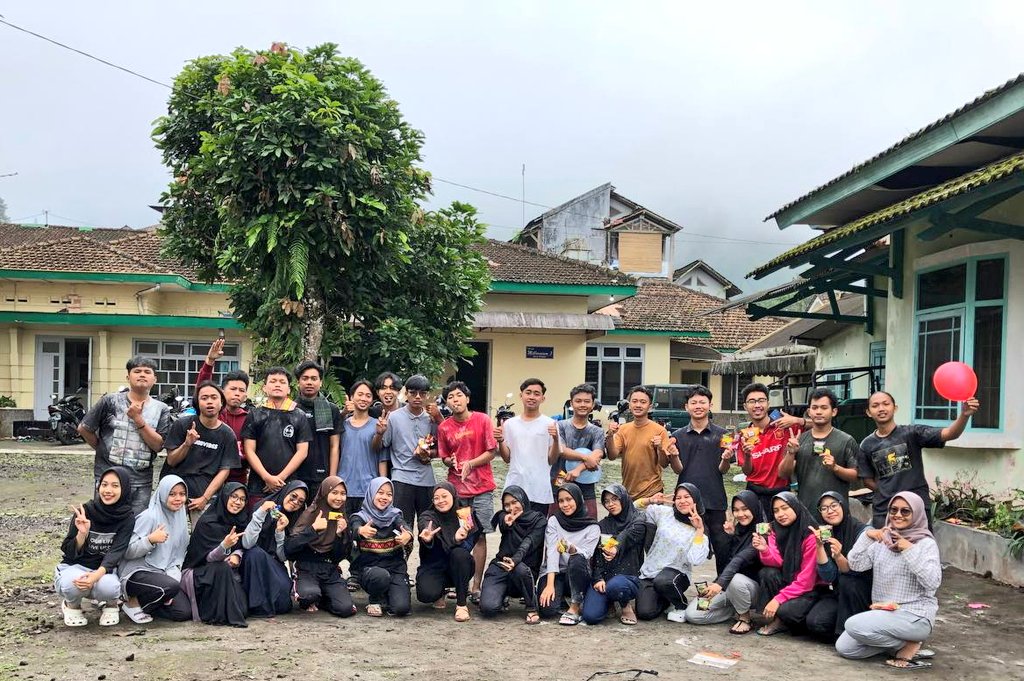 Himes_UMY's tweet photo. 004. Pembagian reward dan sesi foto bersama https://t.co/Qa02YXtqYJ