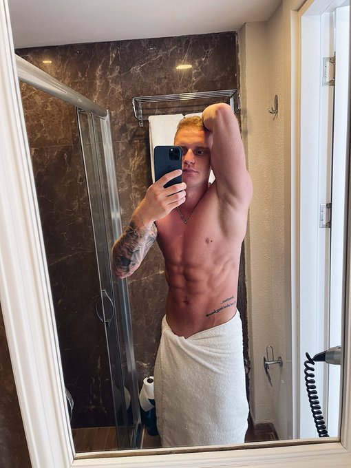 Good night 😘 https://t.co/f7OXfb5xB7