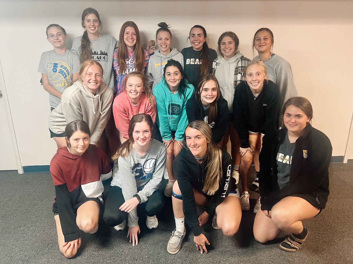 AvaVolleyball1's tweet photo. Thank you for serving the Ava Lady Bears Volleyball Team dinner tonight Ava Assembly! 💙🏐💛 https://t.co/I3BYjiMJlt