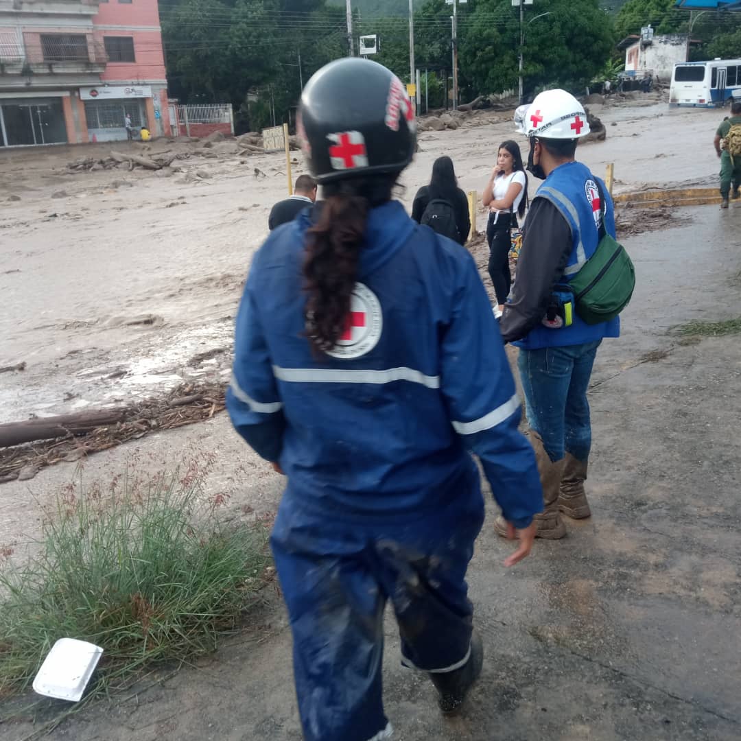 CruzRojaAragua's tweet photo. #Aragua Nuestros socorritas se encuentran atendiendo el llamado de El Castaño, prestando ayuda a los necesitados, mientras otro equipo permanece en operaciones en Las Tejerias.
#Maracay #ElCastaño https://t.co/4iUHffXuhb