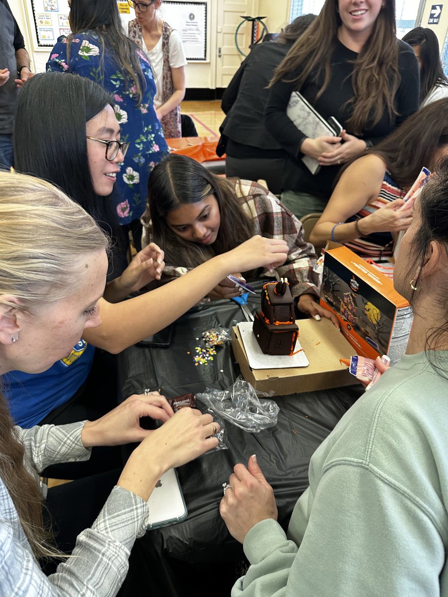 desarioh's tweet photo. Team building ⁦@PS66JKO⁩ #Halloween #Impact66 ⁦@D27NYC⁩ https://t.co/GHRi0bMFxU