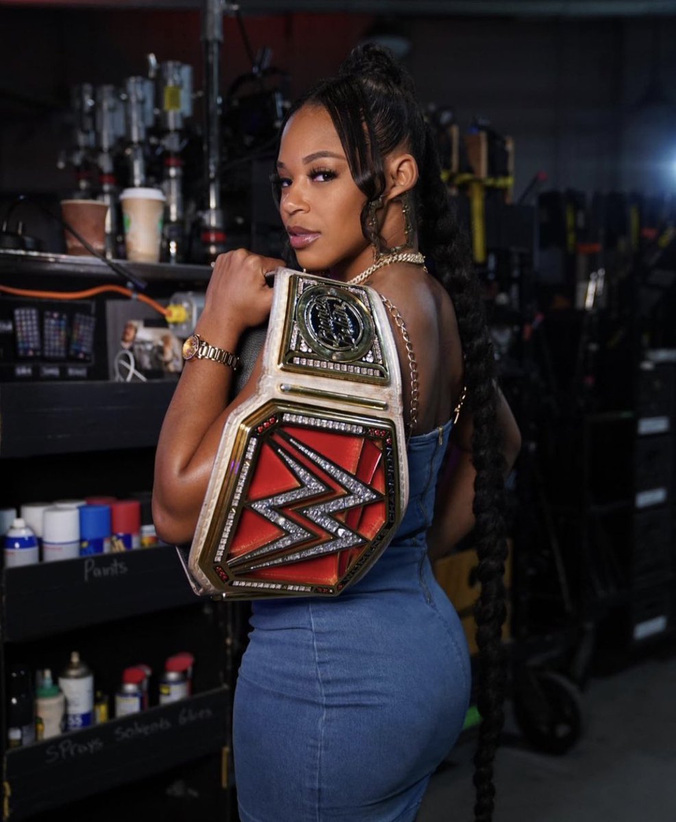 LegitGlow_'s tweet photo. Bianca Belair is officially the first black woman in WWE HISTORY to have a 200+ days title reign. History maker 💋 #WWERaw https://t.co/itDAk7NcqV