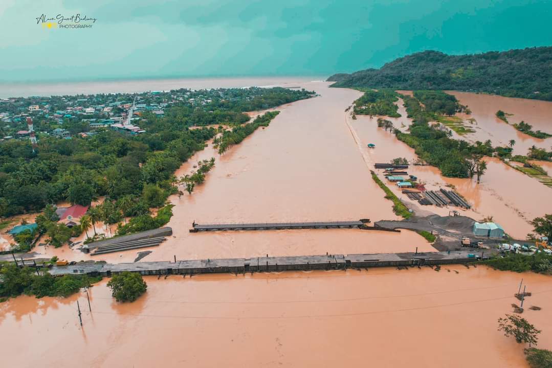 Suga_N_spAiz's tweet photo. I've thought long and hard before my despair and helplessness pushed me to swallow my pride and ask for help. 
Typhoon Neneng have submerged my town underwater and my family and I are one of the victims. Most of our stuff and appliances are unsalvageable now but the worst 1/2 https://t.co/5PvNiZysEh
