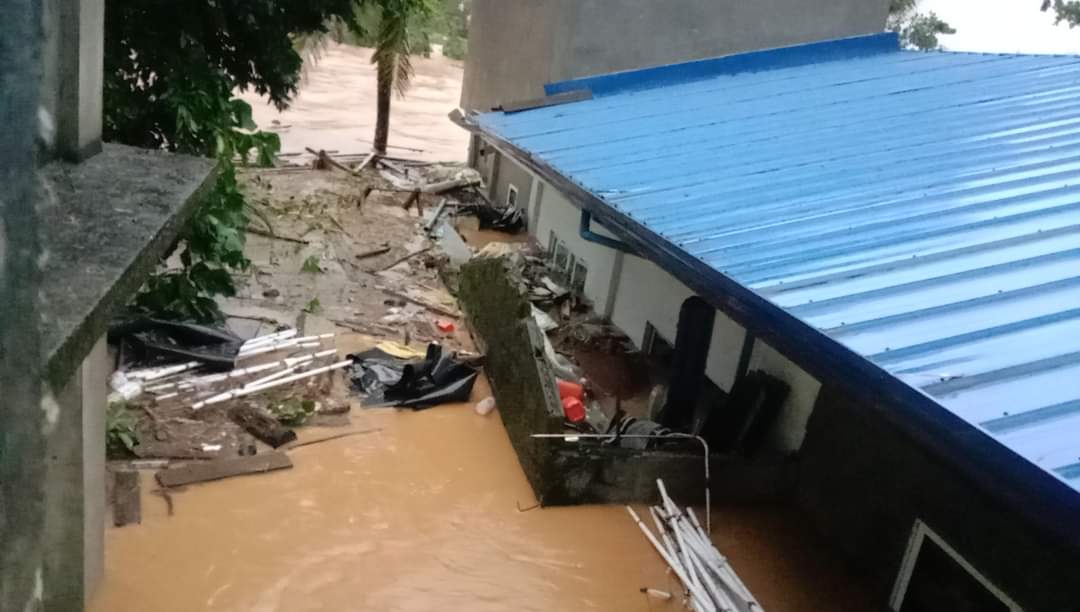 Suga_N_spAiz's tweet photo. I've thought long and hard before my despair and helplessness pushed me to swallow my pride and ask for help. 
Typhoon Neneng have submerged my town underwater and my family and I are one of the victims. Most of our stuff and appliances are unsalvageable now but the worst 1/2 https://t.co/5PvNiZysEh