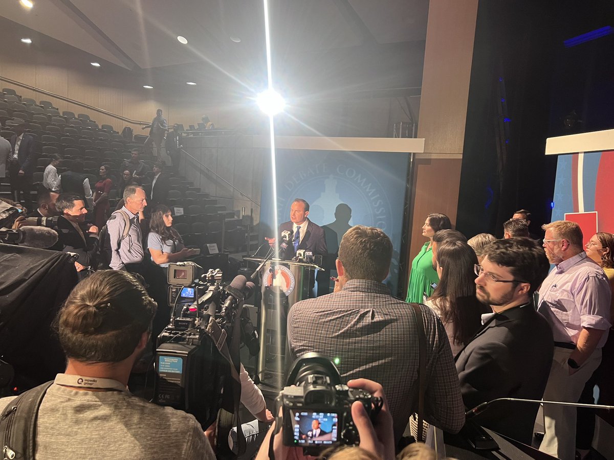 The Senate Debate has ended and @MikeLeeforUtah is now taking questions from the media. You can watch that live here: youtu.be/M-JpUgIbTBg #utdebates #utpol