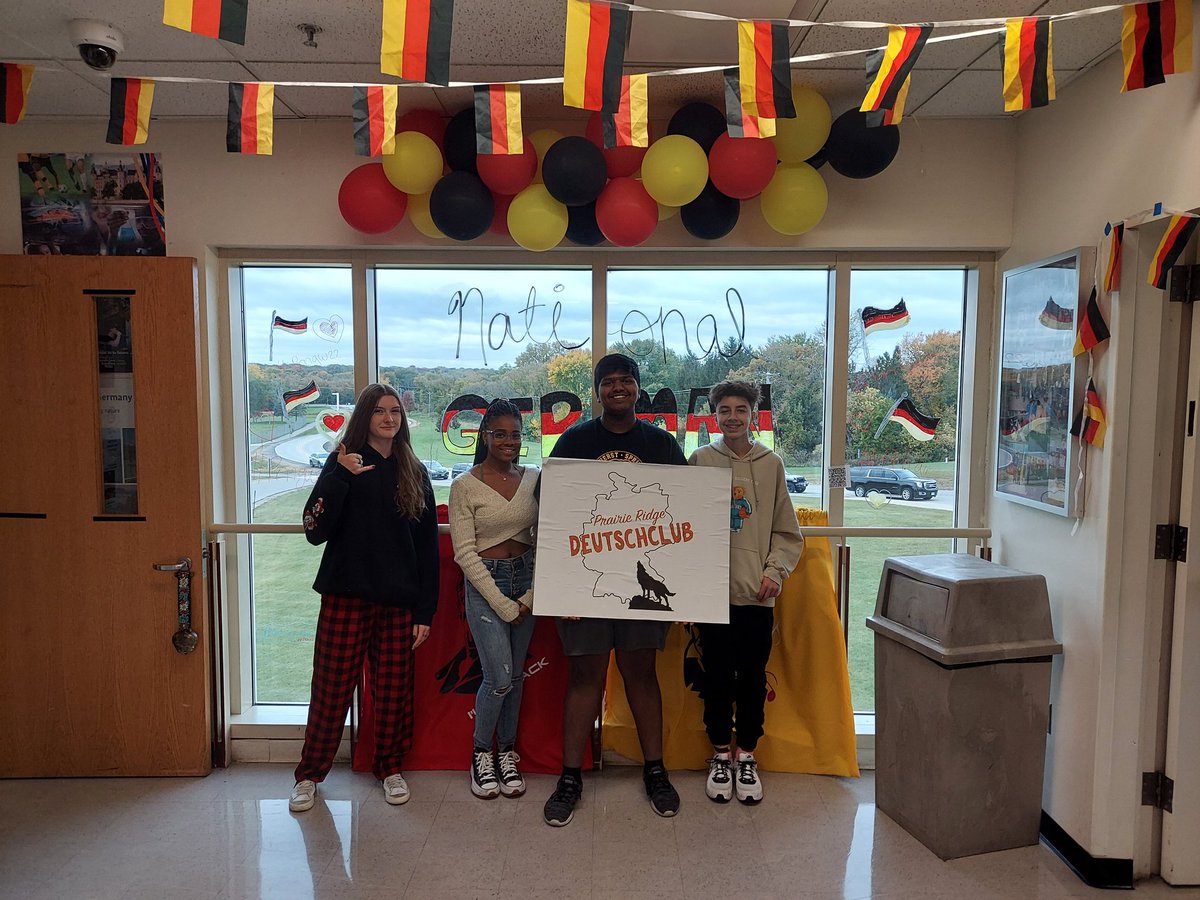 HerrProfHiggins's tweet image. Kicking off #PRNGW2022 @PrairieRidgeHS with a dress up day. #learngerman @AATGOnline  @SKochPR #prexperience