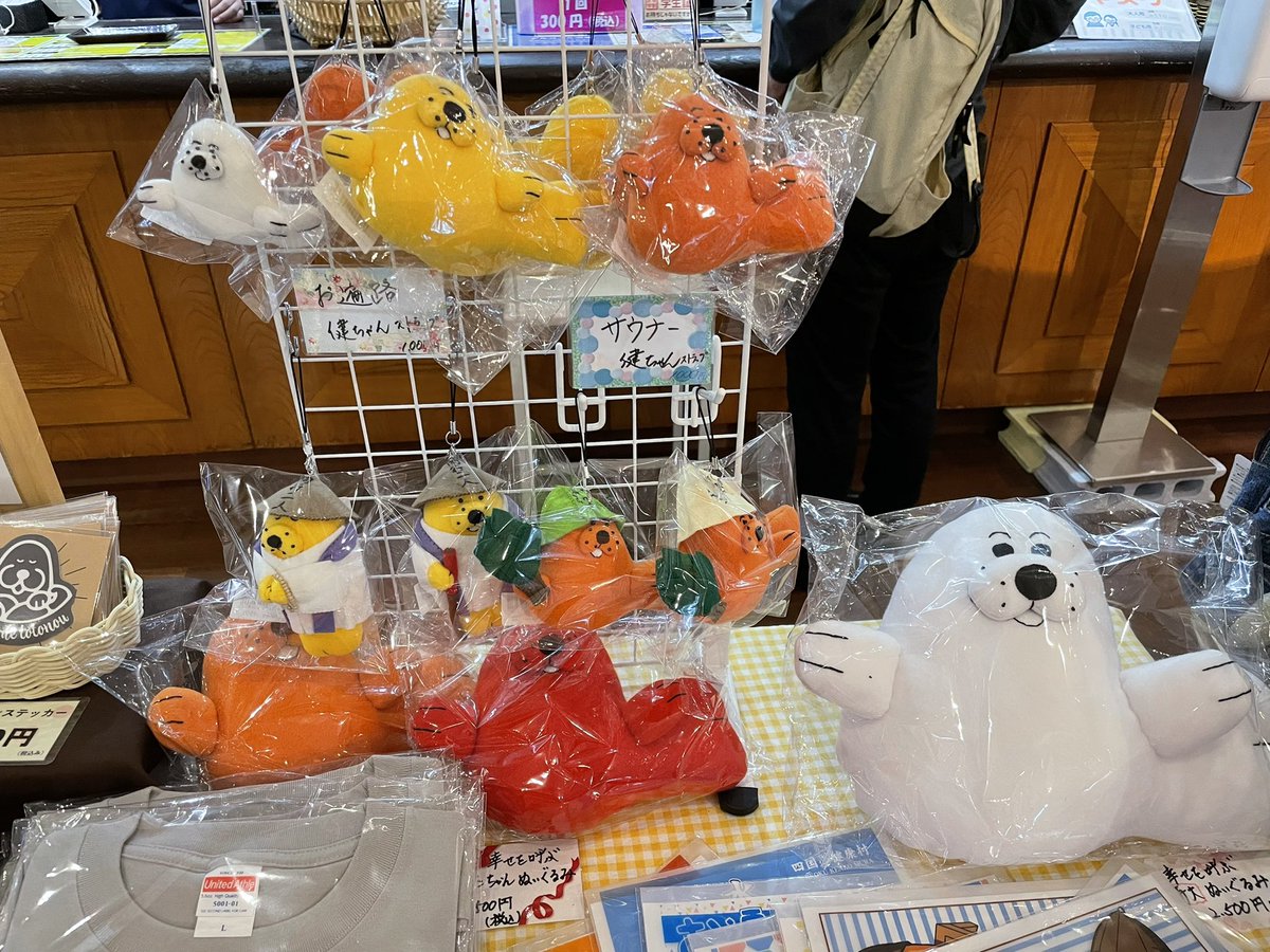 sauna_cosmic's tweet image. 健ちゃんコーナーこんな感じ！
どの子も連れて帰りたくなるかわいさだったケン！！
特大サイズの子は小さい子よりｷﾘｯとしてパパ感出てた🦭