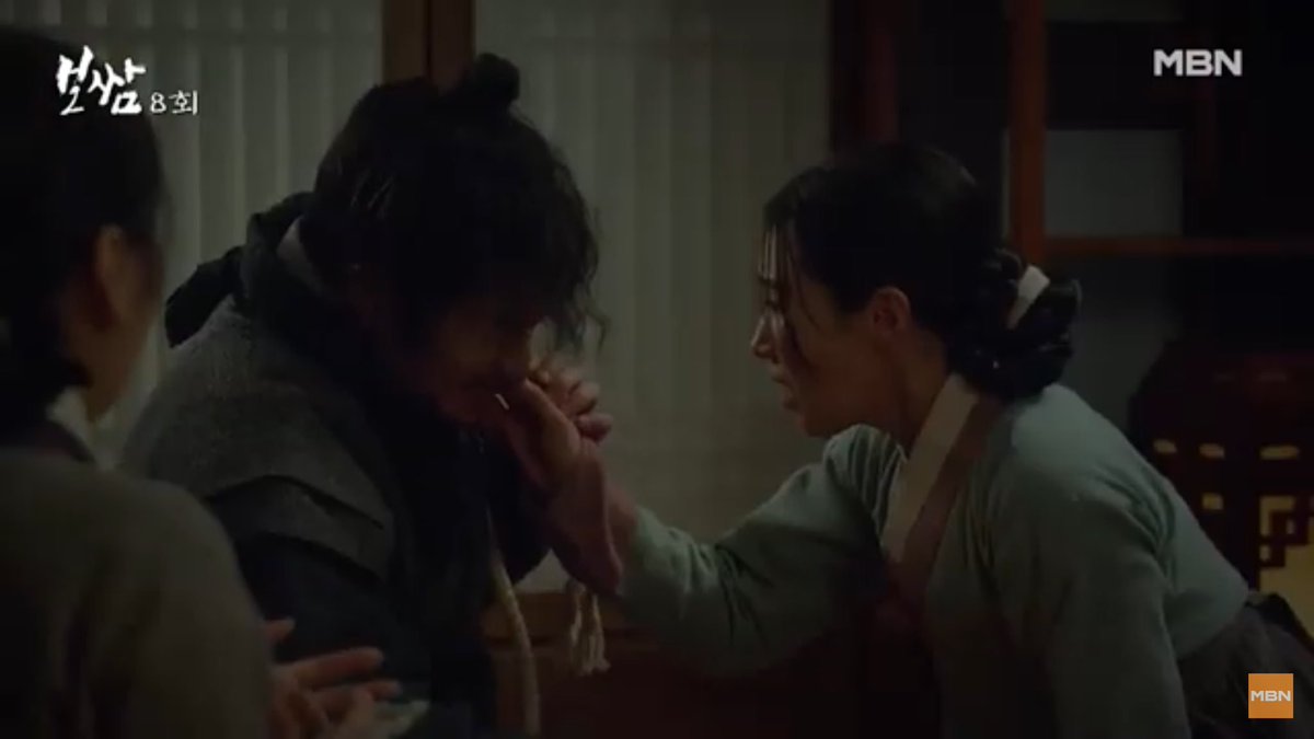 hyoyulseo_soshi's tweet photo. I've been thinking of #GoodJob #GoodJobEp12 where Yuri touched Ilwoo's wounded face. I've been getting a sense of déjà vu. I really had lingering thoughts where I saw that LMAO. Then, after a few days/weeks, I finally remembered #Bossam #BossamEp8 with a similar scene! https://t.co/wcBB8ZNZrr