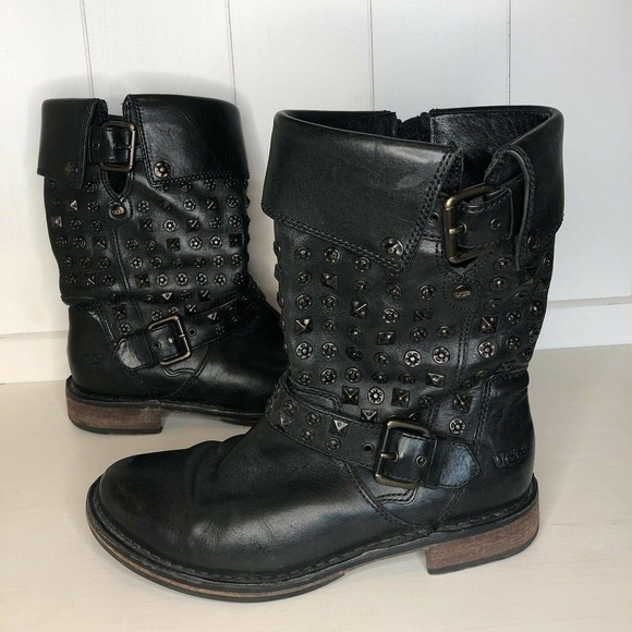 marareid's tweet photo. So good I had to share! Check out all the items I'm loving on @Poshmarkapp #poshmark #fashion #style #shopmycloset #ugg #touchups: https://t.co/efiwX1fJG4 https://t.co/6bIk2bjcWs
