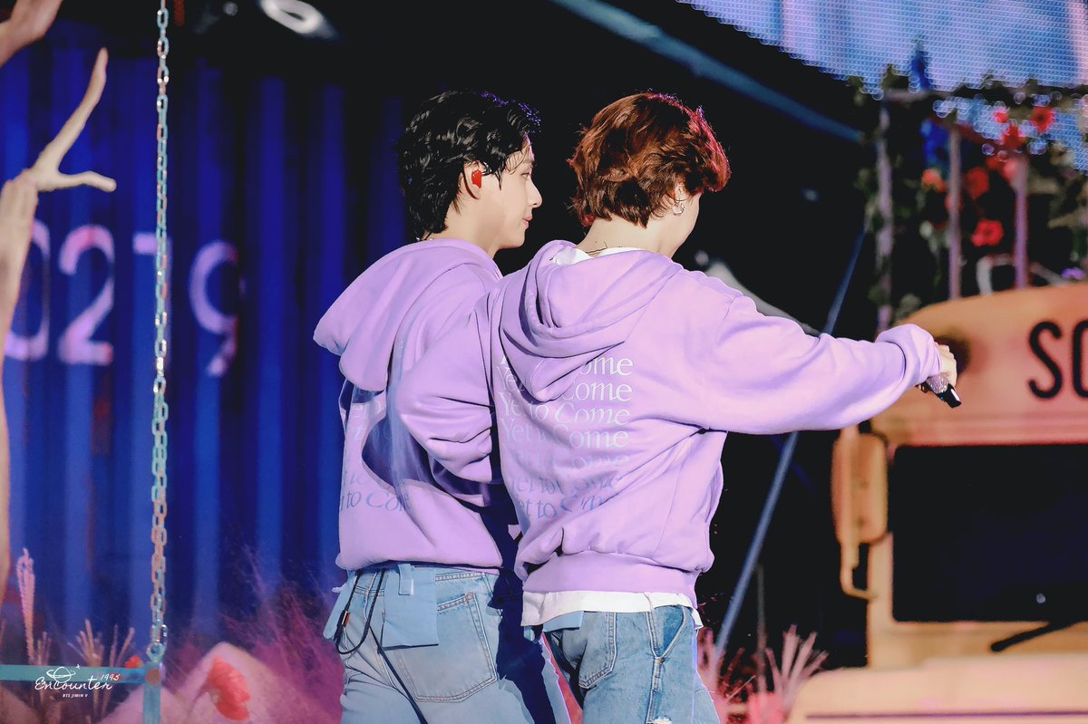AccStark_Shop's tweet photo. [MERCH BUSAN] ยังสั่งได้นะคะ
ราคารวมภาษี ส่งกลับแอร์ ชำระรอบเดียว

ค่าส่งในไทยเริ่ม 40.-
เสื้อยืดและฮู้ดยังมีครบไซส์

วีเวิสเริ่มส่งในเกาหลี 12/12
สั่งทาง DM นะคะ 💜

#ตลาดรถไฟบังทัน #ตลาดนัดบังทัน https://t.co/DpCc4md274