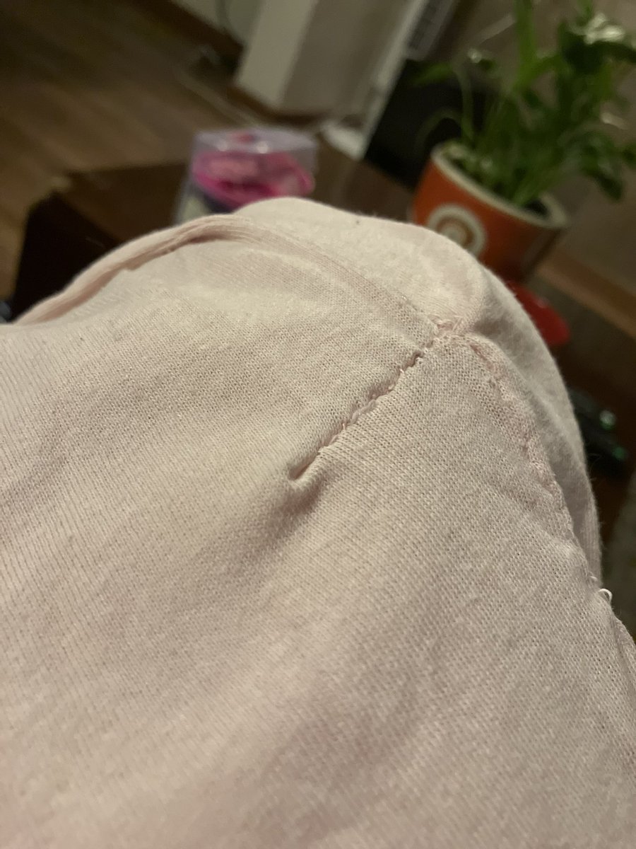 Chez_Lin's tweet image. Zurciendo una blusa que desgarré (literal) al tratar de arrancar la etiqueta 🥴… siento que “se me desgasta la vista por coser de noche” 😅, mientras me pregunto, lo haría mejor un cirujano? 🤷🏽‍♀️ #frankenstein