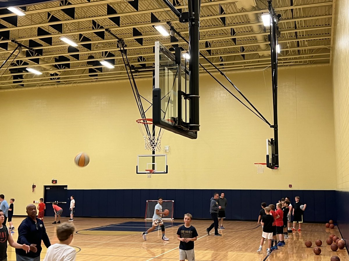 csmith12683's tweet photo. 2nd session of our Jr Cavs! #SkillTime #KaAllDay https://t.co/TNwOzUiu4b
