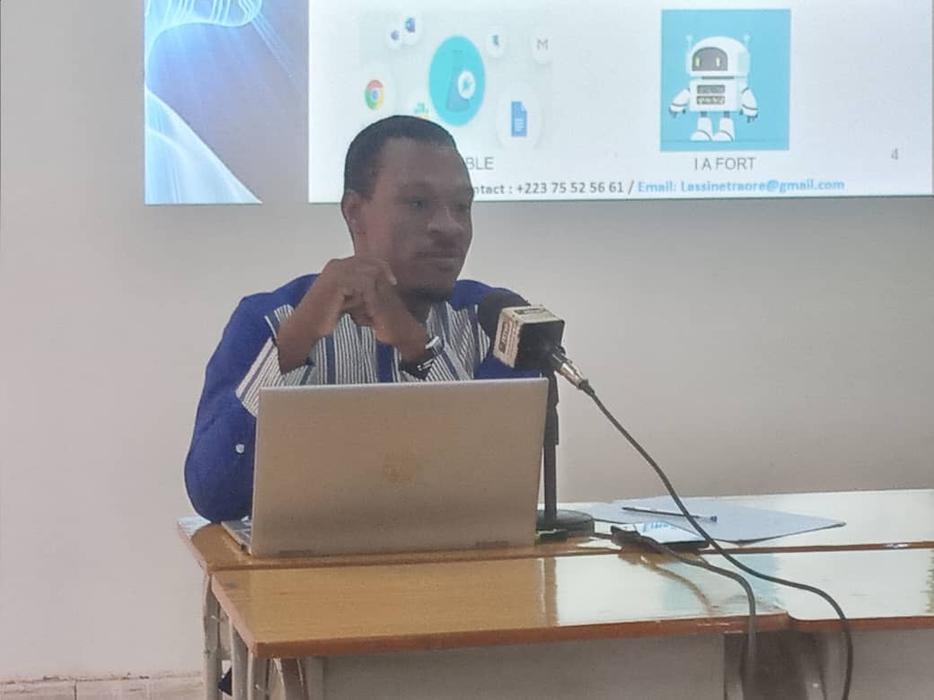 anka_tronics's tweet photo. Sur l’invitation du Journal Scientifique et Technique du Mali, à l’occasion de son 13eme Café Scientifique, le PDG de Ankatronics a  aminé une conférence le samedi 17 septembre 2022 à l'ESIAU.
Sous le thème : Électronique et intelligence artificielle, enjuex et  perspective https://t.co/Vt60BnhSUx