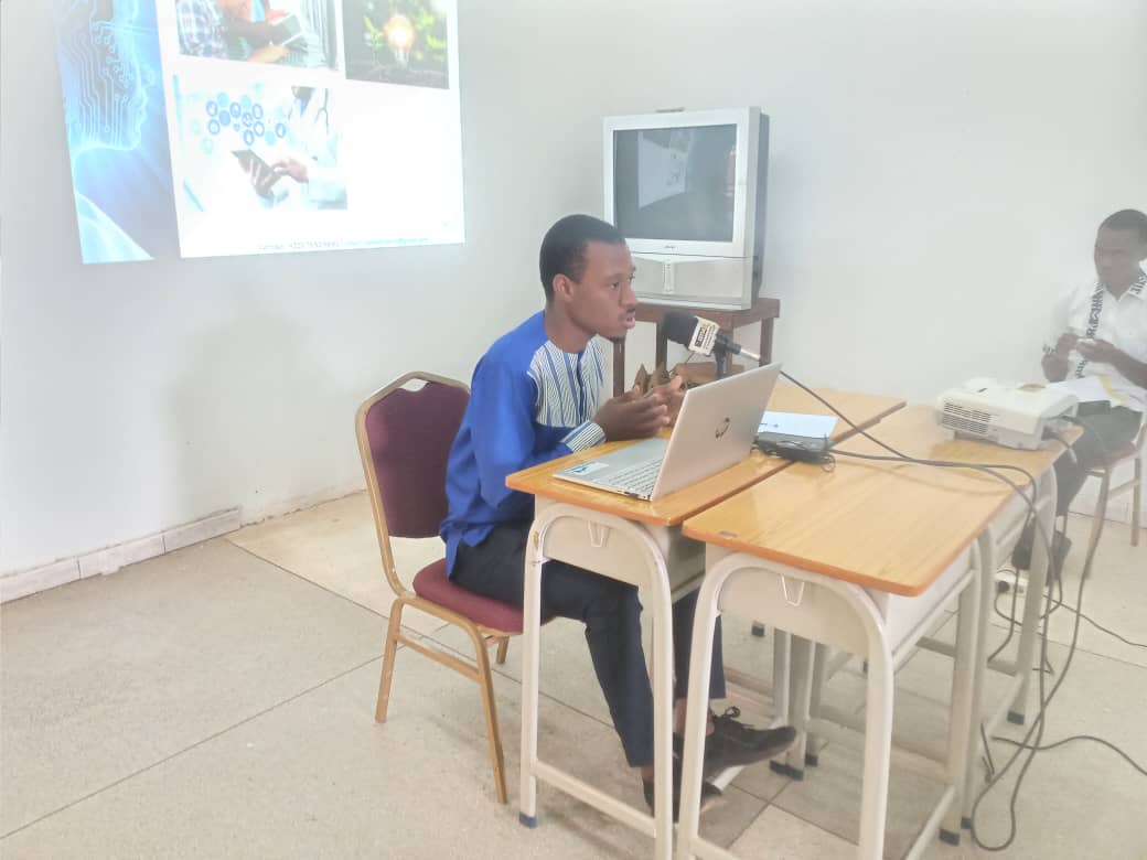 anka_tronics's tweet photo. Sur l’invitation du Journal Scientifique et Technique du Mali, à l’occasion de son 13eme Café Scientifique, le PDG de Ankatronics a  aminé une conférence le samedi 17 septembre 2022 à l'ESIAU.
Sous le thème : Électronique et intelligence artificielle, enjuex et  perspective https://t.co/Vt60BnhSUx