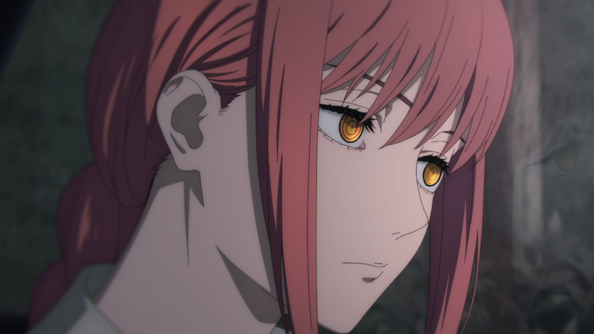 神情憂鬱但依然美麗的真紀真望向車窗外