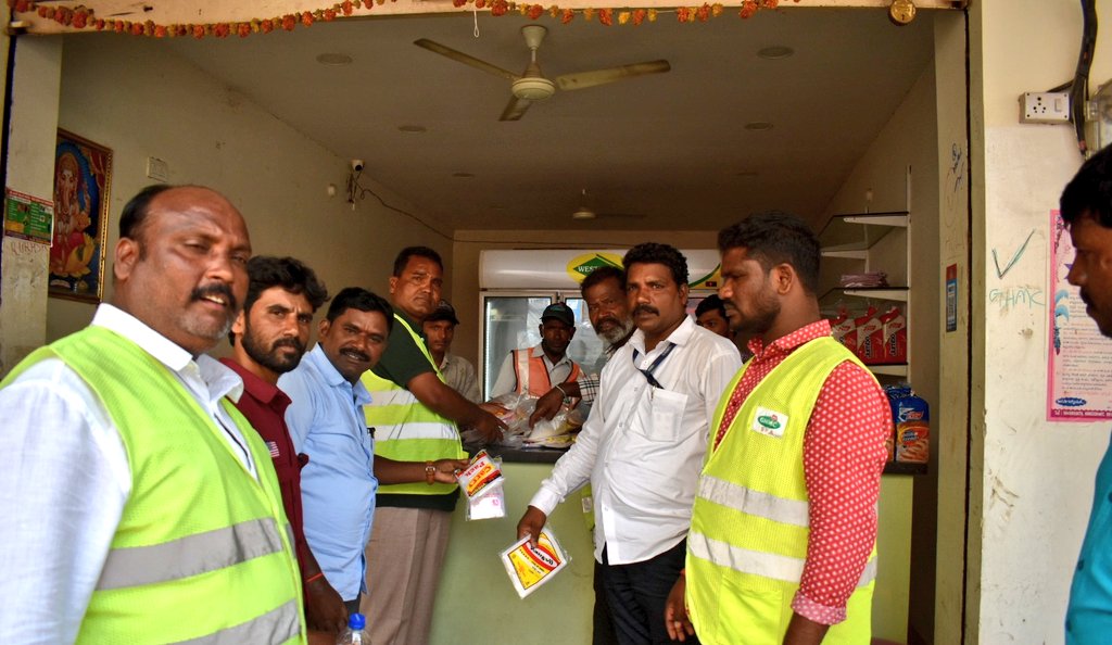 swachhhydd's tweet photo. Early morning followup by #TeamGHMC rajendranagar circle removal of  #SingleusePlasticBags 
#SayNoToSingleUsePlastic 
#BeatPlasticPollution 
#Hyderabad https://t.co/syUB8M7cx2