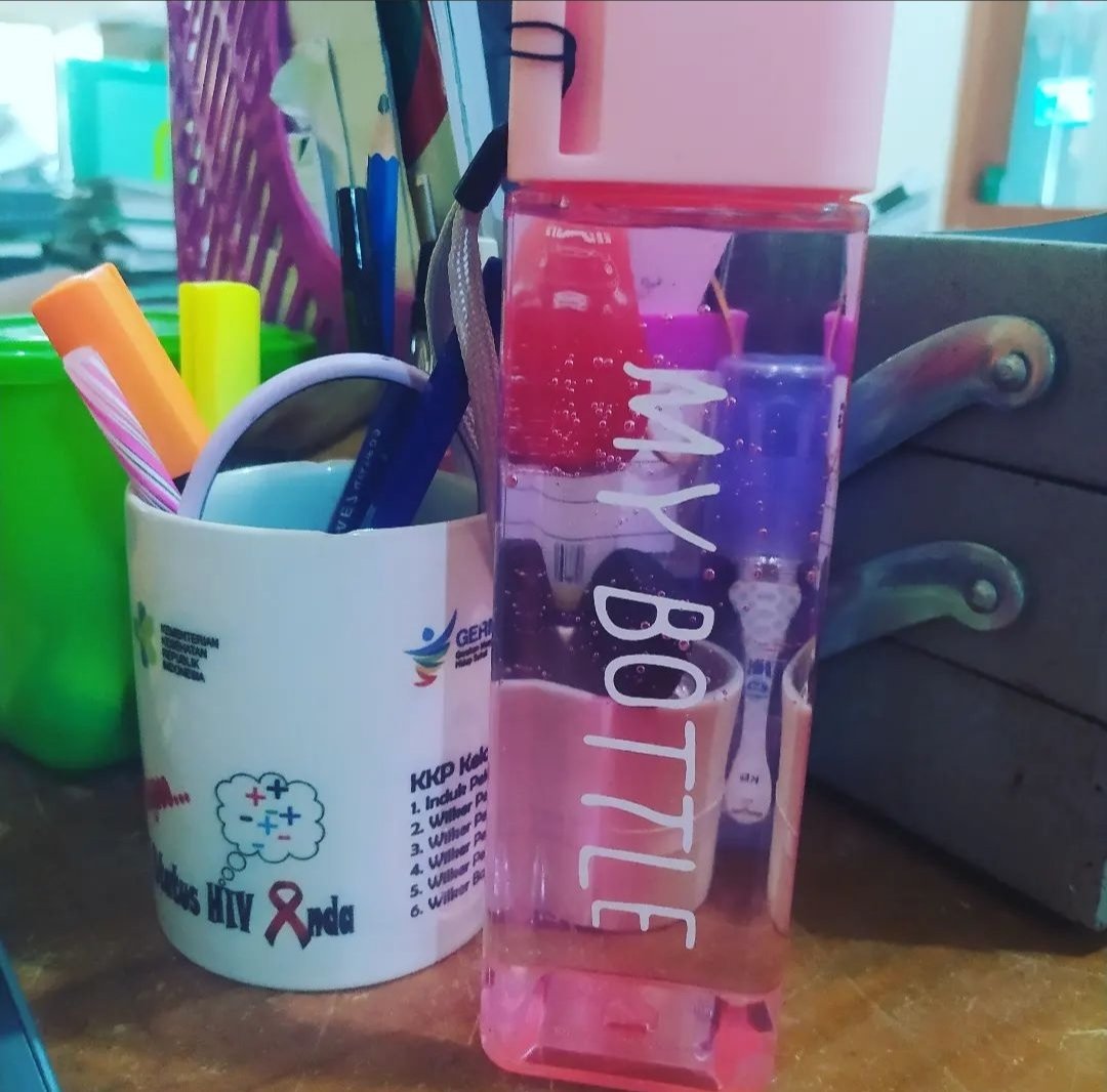 RereiiAnis's tweet photo. Selain hemat, bawa air putih di tumblr itu juga sehat sekaligus cinta lingkungan, karena tidak perlu membeli dan membuang sampah botol plastik air minum kemasan.

#WeLoveProbolinggo
#WeLoveCities
#TumblrEveryday
#FillYourTumbelrWithAirPutih
#majenganberlari
#kecamatanmayangan https://t.co/PjvXupAoK3