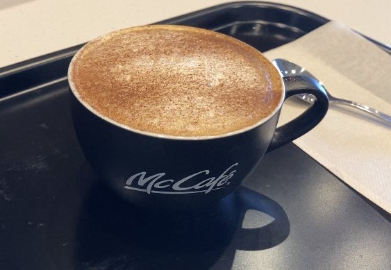 マックのカフェラテSは150円、マックカフェのカプチーノSは250円。今日は+100円の贅沢して漫画描いとります(スタバにはいけない庶民) 