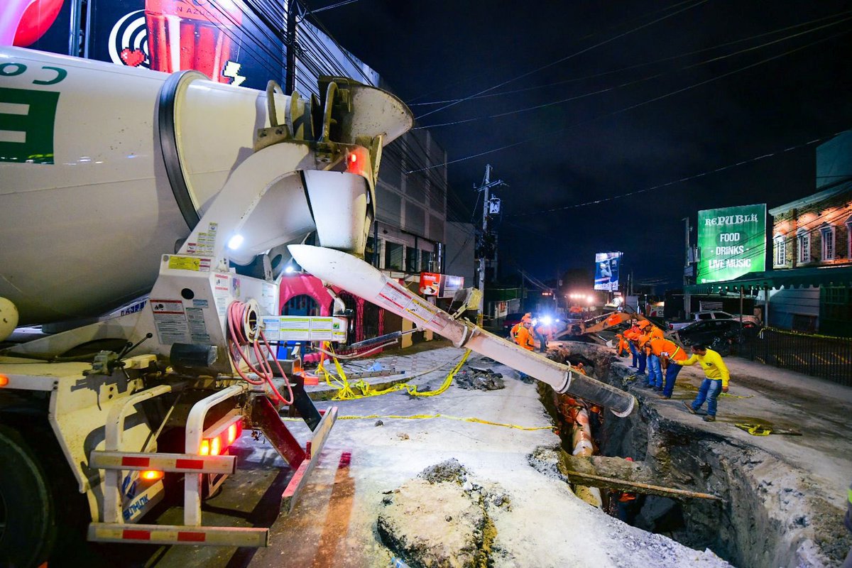 Luego del cambio de tuberías en la calle La Reforma, San Salvador, los equipos de <a href="/FOVIALITO/">FOVIAL</a> colocan lodocreto en la cárcava que se formó en el lugar.