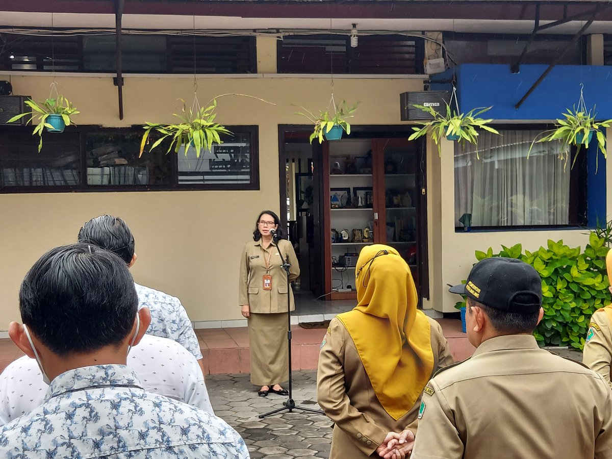 bakesbang's tweet photo. #NawakNgalam (18 Oktober 2022) Bakesbangpol Kota Malang melaksanakan apel pagi yang di pimpin oleh Dra.Rinawati,MM. https://t.co/DdiLwO4pfX