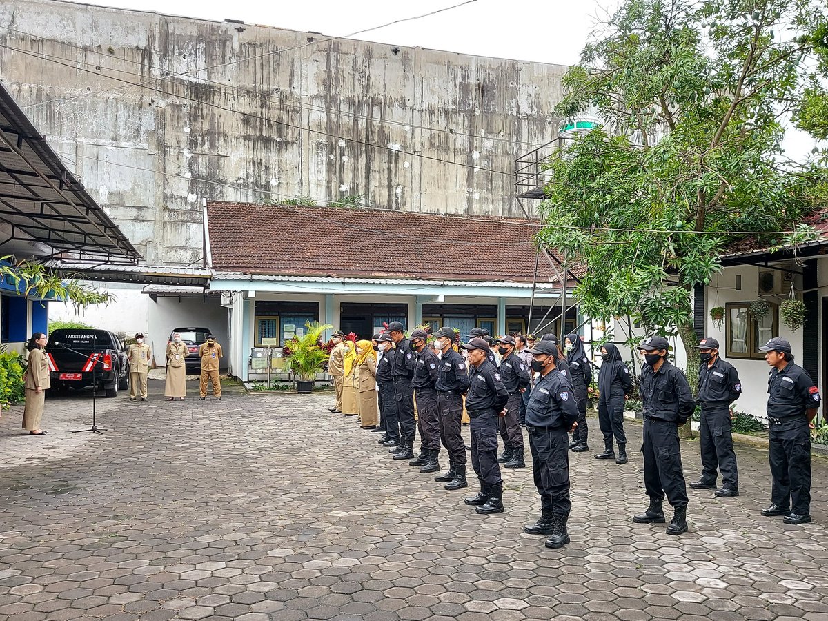 bakesbang's tweet photo. #NawakNgalam (18 Oktober 2022) Bakesbangpol Kota Malang melaksanakan apel pagi yang di pimpin oleh Dra.Rinawati,MM. https://t.co/DdiLwO4pfX