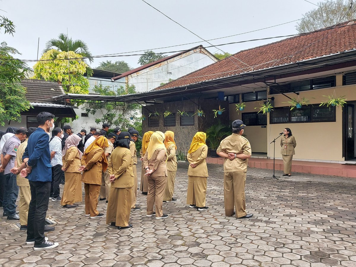 bakesbang's tweet photo. #NawakNgalam (18 Oktober 2022) Bakesbangpol Kota Malang melaksanakan apel pagi yang di pimpin oleh Dra.Rinawati,MM. https://t.co/DdiLwO4pfX