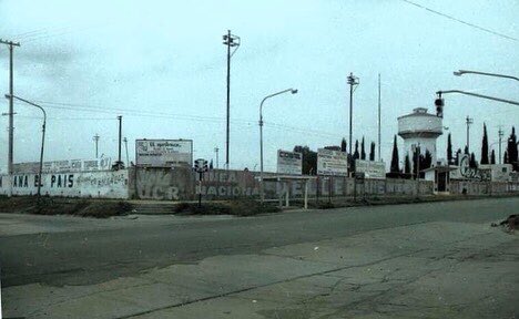JuanCruzFerna20's tweet photo. El 17 de octubre de 1999 se jugó el último partido oficial en la Cancha Municipal. Ese día se enfrentaron Defensores de La Esperanza con El Junior, venciendo el primero por 2 tantos contra y dando el puntapié inicial el entonces intendente de nuestra ciudad, Jorge Rubén Varela. https://t.co/6lyE7bNHjO