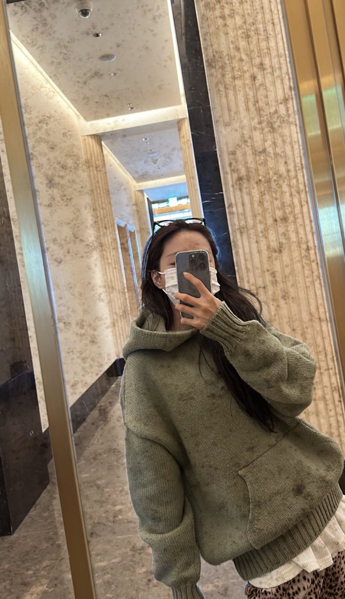 picsne's tweet photo. her mirror selfies >>> https://t.co/yQeCLxvqPs