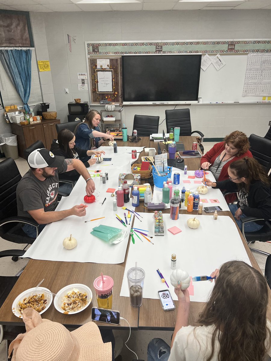 Team building at its finest <a href="/NeoshoMS/">Neosho Middle School</a> ❤️ our team <a href="/jjordon8396/">John Jordon</a> <a href="/KarinaCole13/">Karina Cole</a> <a href="/SQUAD_4th/">Mindy Bartley</a> <a href="/NManley82/">Nathan Manley, Ed.D.</a> <a href="/NeoshoSD/">Neosho Wildcats</a> @Neosho_Supt