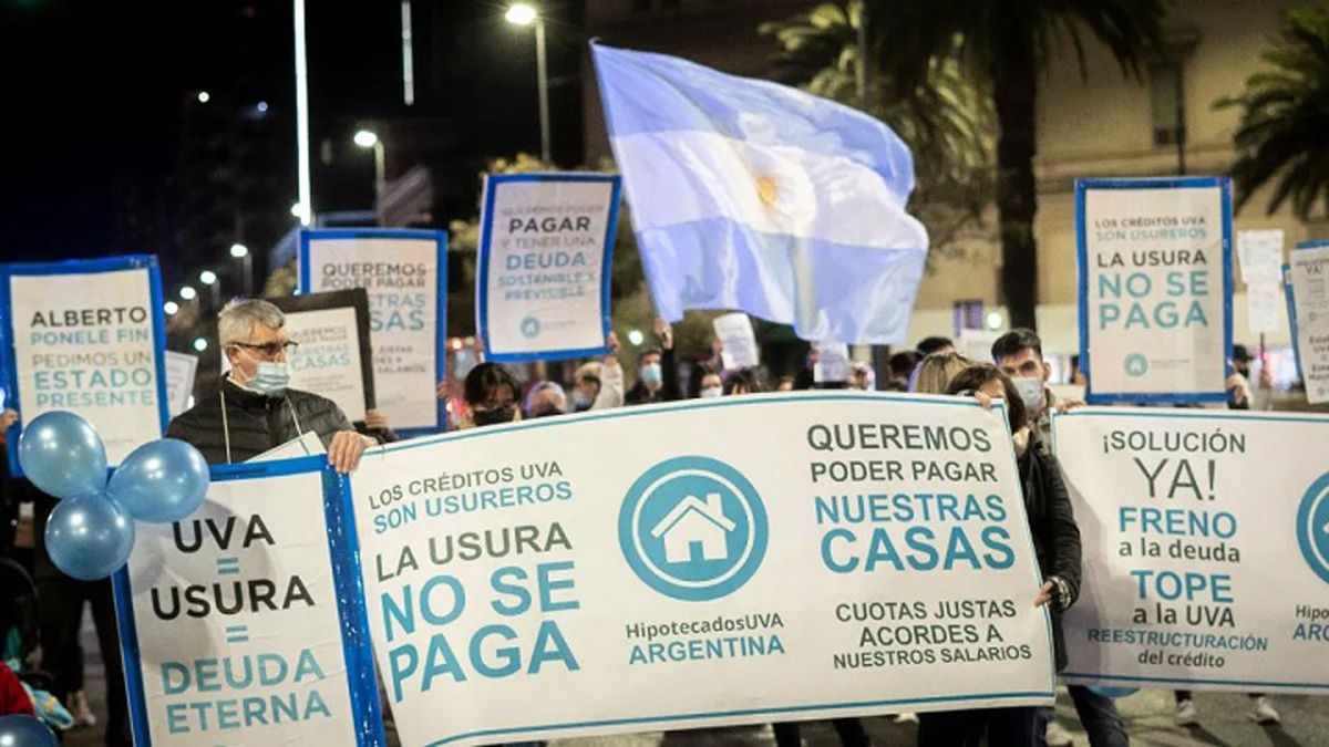 DarioPuppa's tweet photo. Pregunto que motivo hay para festejar ? Que se festeja en este país la deslealtad de la política con el pueblo ? Más de un 100% de inflación no les da pena ver que argentina es el peor país de Sudamérica? Que tristeza 105000 hipotecados donde los políticos son desleales . https://t.co/DlYKR2TKE9